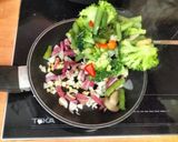 Foto del paso 4 de la receta: Menestra de verduras con patatas fritas y queso