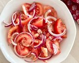 Hình bước làm 3 của món 🌱 Salad Cà Chua Hành Tây