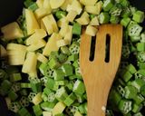 A picture of step 1 of Lahsuni chilli bhindi.