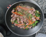 Foto del paso 6 de la receta: Wok de verduras, tallarines y pavo