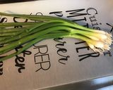 Une image de l'étape 2 de Laitue rougette aux petits oignons blancs et herbes aromatiques.