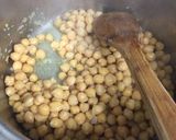 Foto del paso 1 de la receta: Garbanzos refritos con acelgas rápidos