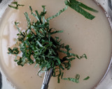Foto del paso 3 de la receta: Crema de harina de haba a la hoja santa