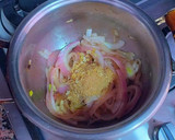 Foto del paso 3 de la receta: Dorada y gambas con cebollas confitadas a la Canela y pasas