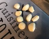 Une image de l'étape 1 de Boites chaudes à l'ail et au vin blanc (pommes grenailles, saucisses de morteau et diots du Jura).