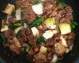 Foto langkah ke 4 dari resep Tumis Daging Sapi Cabai Hijau.