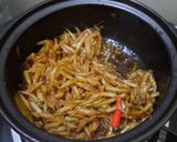 Hình bước làm 6 của món Cá cơm kho tộ +ba khía trộn+bí đỏ nấu tôm khô