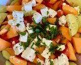 Une image de l'étape 3 de Salade estivale pastèque, melon, concombre, menthe et feta.