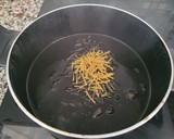 Foto del paso 2 de la receta: Fideos negros en un plis plas.Más rápidos imposible