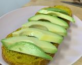 Foto del paso 1 de la receta Pan de cúrcuma y nueces con aguacate, queso fresco y pavo