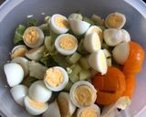 Zöld pesztós csirke, fürjtojásos salátával recept fázis 3 fotója