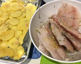 Foto del paso 1 de la receta: Pescado Corvina Acostada en cama de Papas y arropada con aros de Cebolla
