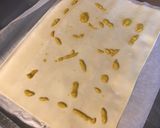 Une image de l'étape 1 de Feuilletés spirales aux olives noires, moutarde américaine, herbes et coulis de tomates.