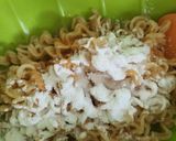 Foto langkah ke 2 dari resep Mie Gulung Sosis.