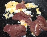 รูปขั้นตอนการทำที่ 4 ของ ข้าวผัดหมูนุ่มไส้กรอกสไปซี่