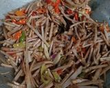 Foto langkah ke 6 dari resep Tumis Pedas Kulit Singkong.
