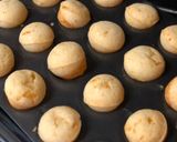 Foto langkah ke 3 dari resep Pao De Queijo (Brazilian cheese bread).