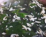 Hình bước làm 3 của món Canh rong biển nấu thịt xay và tép khô