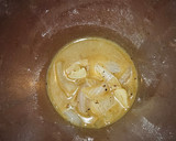 Foto del paso 3 de la receta: Salchichas en crema de cebolla y ajo