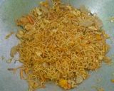 Foto langkah ke 4 dari resep Mie Goreng Pelengkap Nasi Uduk.