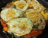 Foto langkah ke 3 dari resep Telur Ceplok Masak Kecap Pedas.