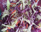 Foto del paso 2 de la receta: Ensalada de col lombarda repollo y manzana