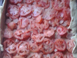 Tarta de salchichas, tomate, choclo y queso