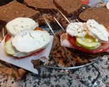 Foto del paso 3 de la receta: Tostas de calabacín, tomate, pavo y queso de cabra