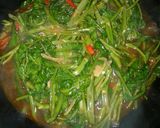 Foto langkah ke 5 dari resep Tumis kangkung saus tiram.