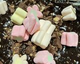 Foto langkah ke 3 dari resep Brownie Rocky Road.