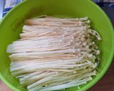 Foto langkah ke 1 dari resep Jamur Enoki Siram Saus Garlic.