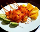 Foto langkah ke 4 dari resep Sate udang nanas saus madu.