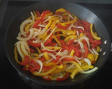 Foto del paso 1 de la receta: Espaguetis con pimientos y soja