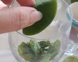 รูปขั้นตอนการทำที่ 1 ของ "Soju Mojito" 🍸🌿🍋