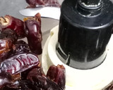 A picture of step 2 of Dates and oats energy bar.