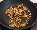 Foto del paso 4 de la receta: Espinacas frescas con uva caramelizada y salchicha criolla dorada