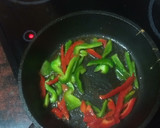 Foto del paso 1 de la receta: Bocadillo de pechuga frita con pimiento, queso y papas fritas
