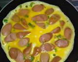 Foto langkah ke 3 dari resep Telor dadar sosis ayam teflon.