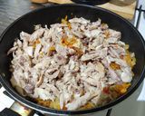 Foto del paso 3 de la receta: Canastitas de pollo y queso (con carcaza de pollo)
