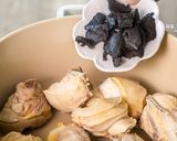 【老菜脯蒜香百合雞湯】白露節氣燉湯，滋潤安神營養高的食譜步驟2照片