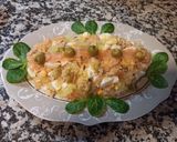 Foto del paso 4 de la receta: Ensaladilla con salmón ahumado, atún.... Canónigos. Con mahonesa sin gluten y sin lácteos