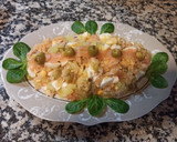 Foto del paso 4 de la receta: Ensaladilla con salmón ahumado, atún.... Canónigos. Con mahonesa sin gluten y sin lácteos