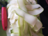 Falso tallarín con verduras y pollo al pesto