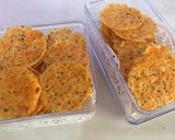 Foto langkah ke 2 dari resep Cheddar parmesan crisp keto.
