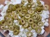Botana de queso panela con aceitunas y tomates deshidratados
