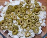 Foto del paso 2 de la receta: Botana de queso panela con aceitunas y tomates deshidratados