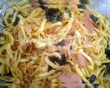 Foto langkah ke 5 dari resep 17. Mie Goreng Jawa Topping Sozis Jamur Kuping.