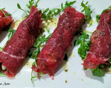 Foto del paso 5 de la receta: Rollitos de carpaccio con rúcula y parmesano