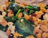 Foto del paso 4 de la receta: Revuelto de espinacas, con garbanzos, huevo, atún y pasas