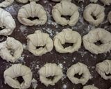 Foto del paso 7 de la receta: Medialunas de grasa vacuna